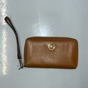 GUC Michael Kors Round Zipper 35H5GFTE3L Long Wristlet - Brown Pebble Leather